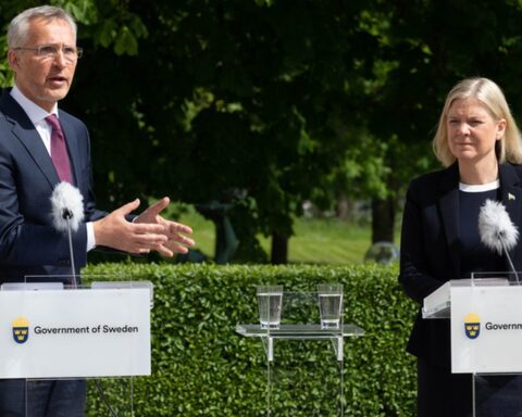 El secretario general de la OTAN durante la rueda de prensa de este lunes en Estocolmo con la primera ministra sueca, Magdalena Andersson.