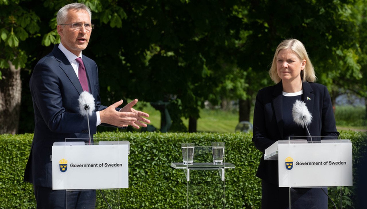 El secretario general de la OTAN durante la rueda de prensa de este lunes en Estocolmo con la primera ministra sueca, Magdalena Andersson.