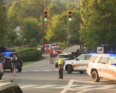 La policía y los servicios de emergencia responden a un tiroteo en la iglesia episcopal de St. Stephen en Vestavia Hills, Alabama, el 16 de junio de 2022. Foto: NBC.