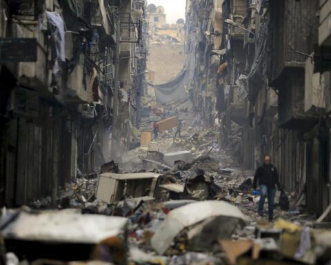 Personas caminan a través de la destrucción del barrio de Salaheddine, una vez controlado por rebeldes en el este de Alepo, Siria, el 20 de enero de 2017. Foto: Hassan Ammar/Ap/archivo.