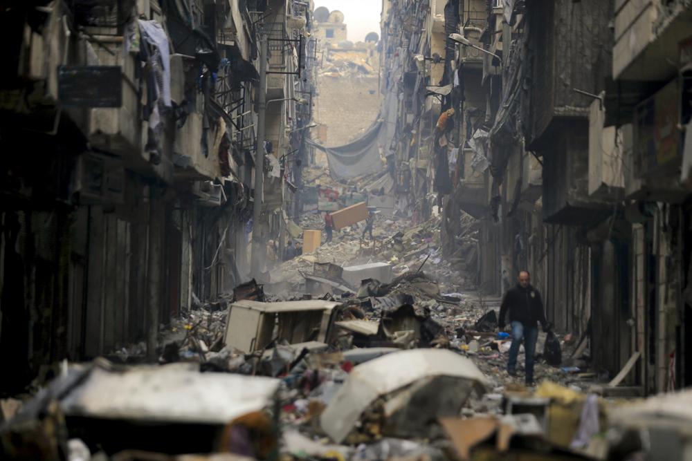 Personas caminan a través de la destrucción del barrio de Salaheddine, una vez controlado por rebeldes en el este de Alepo, Siria, el 20 de enero de 2017. Foto: Hassan Ammar/Ap/archivo.