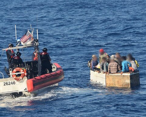 Balseros cubanos rescatados por guardacostas. Foto: La Gaceta.