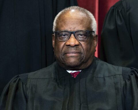 El juez conservador Clarence Thomas, de la Corte Suprema de Estados Unidos, en una foto de archivo. Foto: Erin Schaff / Pool vía AP / Archivo.