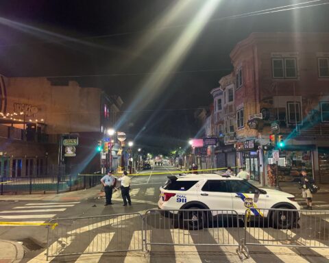 Policías en el lugar del tiroteo ocurrido este 4 de junio en Filadelfia, Estados Unidos. Foto: Tomada del perfil de Twitter de Max Marin / PhillyInquirer.