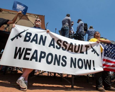 Manifestantes contra las armas de asalto en Texas. Foto: ABC News.