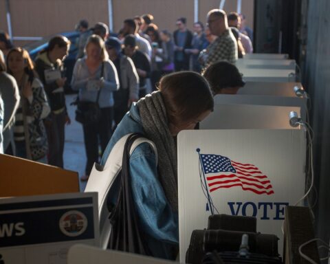 La agencia AP examinó casi 1.7 millones de electores que habrían cambiado su filiación partidaria. Foto: Center for American Progress.