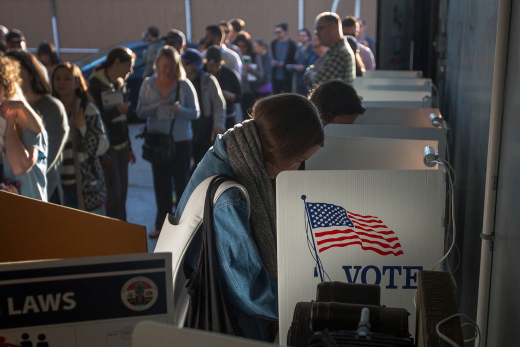 La agencia AP examinó casi 1.7 millones de electores que habrían cambiado su filiación partidaria. Foto: Center for American Progress.