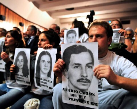 En 1972 un total de 25 miembros de grupos armados de izquierda huyeron de un penal en la base naval Almirante Zar, en Trelew, unos 1500 kilómetros al sur de Buenos Aires. Los militares capturaron a 19 de ellos. De los arrestados, 16 murieron ametrallados y tres sufrieron graves heridas según las autoridades argentinas. Foto: Télam.