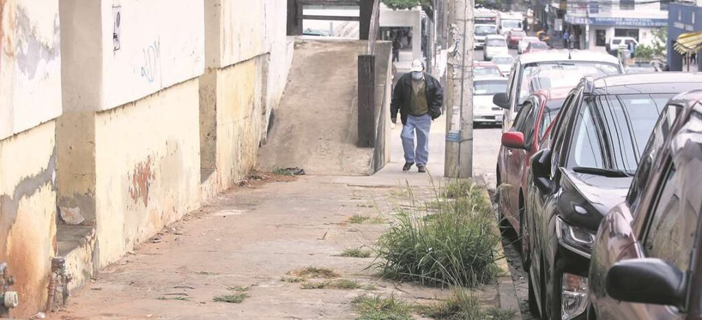 Unevenness and carelessness on the sidewalks are a risk for passers-by