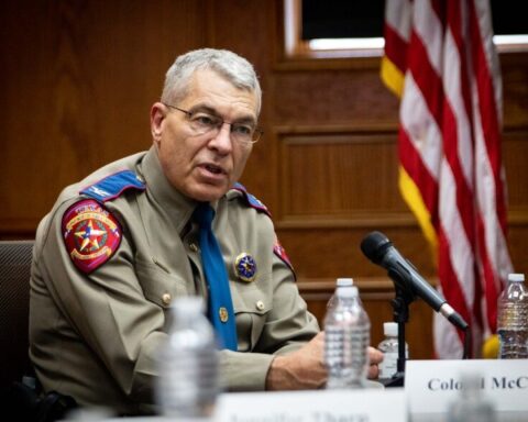 El coronel Steve McCraw, director del Departamento de Seguridad Pública de Texas. Foto: KUT.org.