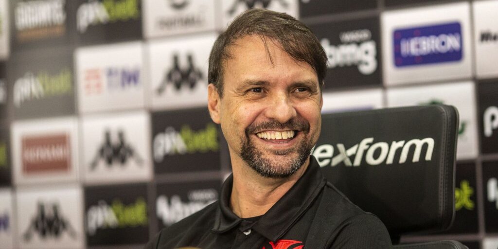 Vasco presents coach Maurício Souza