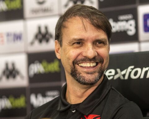 Vasco presents coach Maurício Souza