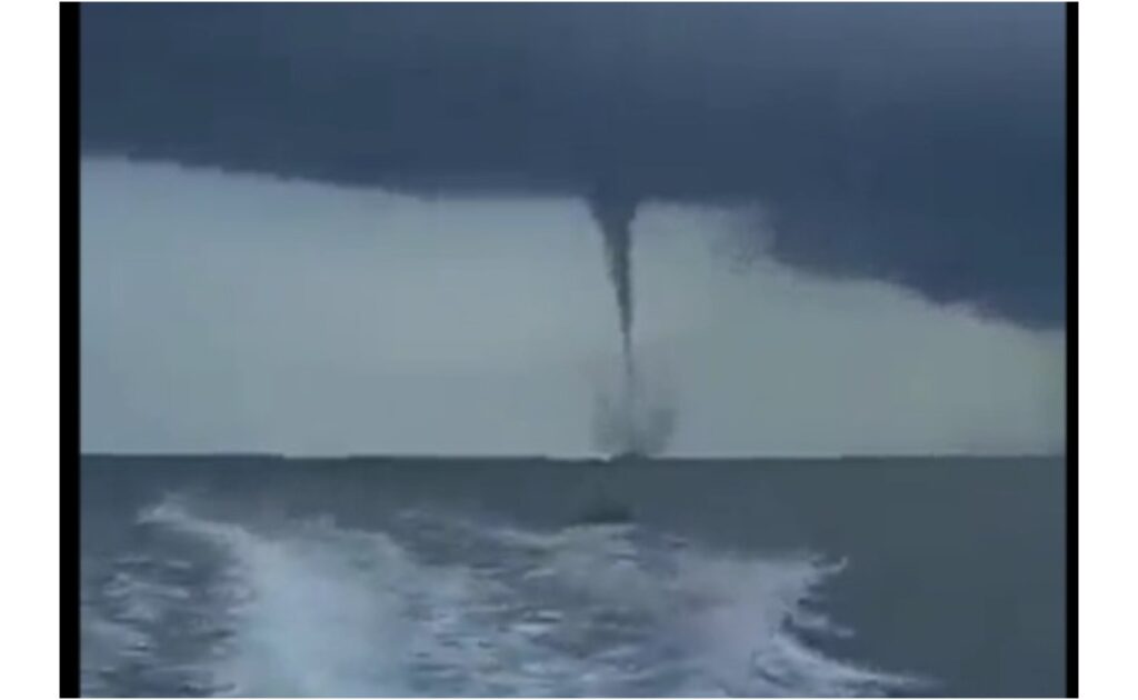 [Videos] Two waterspouts were formed in the waters of Cartagena prior to the arrival of Cyclone Two