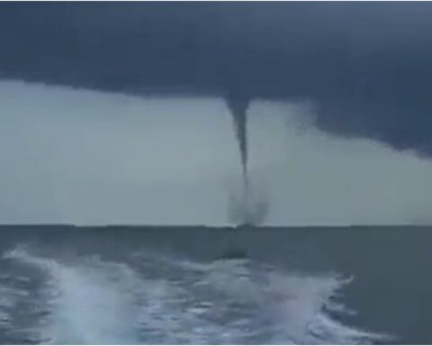 [Videos] Two waterspouts were formed in the waters of Cartagena prior to the arrival of Cyclone Two