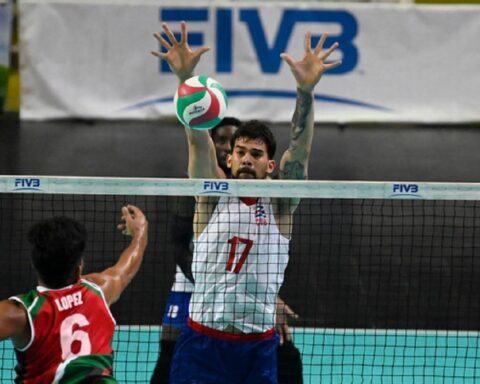 El central cubano Roamy Alonso (de frente) en una acción de bloqueo, en la victoria de Cuba sobre México en el Challenger Final Four de Norceca 2022, en Pinar del Río. Foto: Victor Calvo / Norceca / Jit.