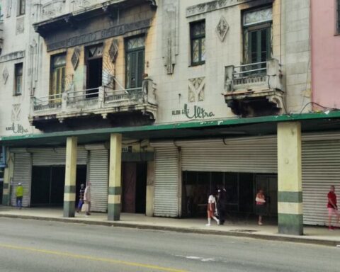Walk through Havana with your eyes up to avoid landslides
