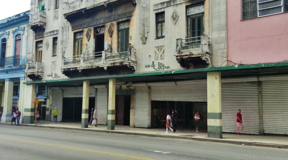 Walk through Havana with your eyes up to avoid landslides