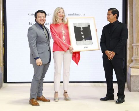 Wilfredo Miranda and Carlos Herrera, from Divergentes, receive the Ortega y Gasset award