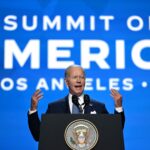 El presidente Joe Biden habla ante la plenaria de la Cumbre de las Américas este jueves en Los Angeles.