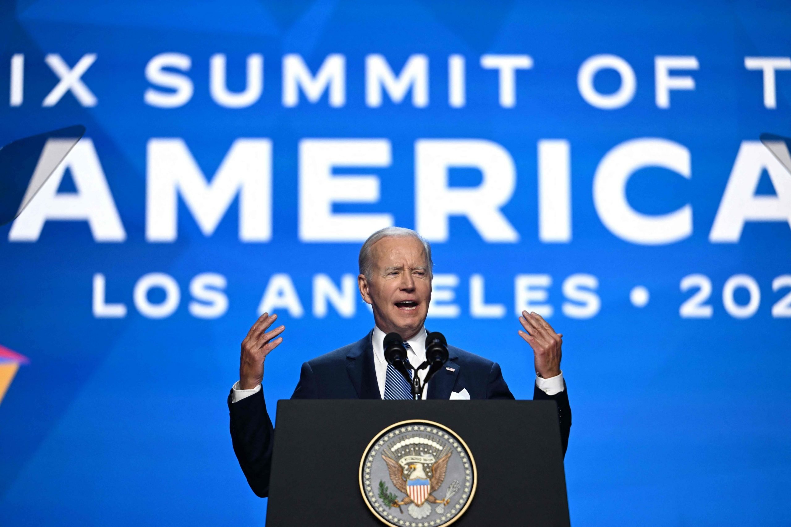 El presidente Joe Biden habla ante la plenaria de la Cumbre de las Américas este jueves en Los Angeles.