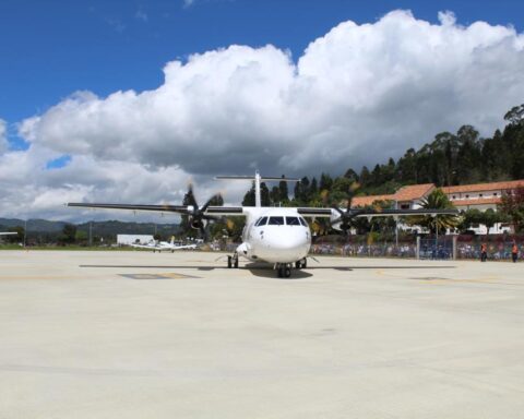 Without mishap, the first commercial flight landed at the Paipa airport.