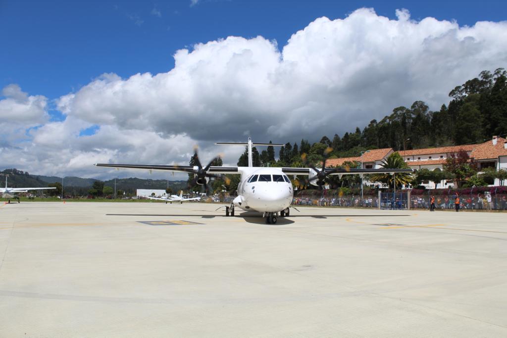 Without mishap, the first commercial flight landed at the Paipa airport.