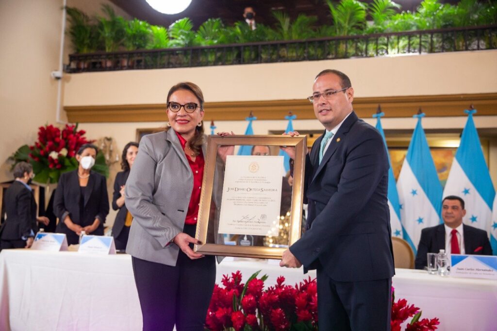 Xiomara Castro honors Ortega for his "support for democracy in Honduras"