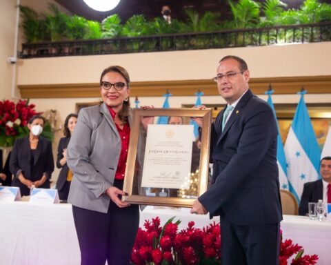 Xiomara Castro honors Ortega for his "support for democracy in Honduras"