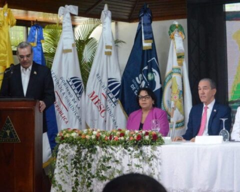 President Luis Abinader speaks today at the Dominican Medical College during the opening of the contest for the National System of Medical Residencies, in which he announced the inclusion of 200 new places to add 1,200 throughout the country.  Accompanied by the Ministers of Public Health, Daniel Rivera, and of Higher Education, Franklin García Fermín;  of the rector of the UASD, Emma Polanco, and other officials, he highlighted the role of health professionals who specialize through residencies.