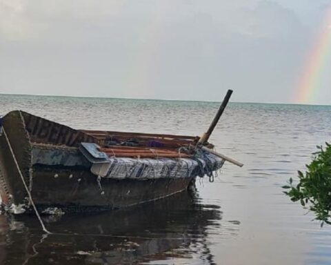 Embarcación rústica en la que 14 cubanos llegaron al sur de Florida. Foto: Servicio Guardacostas de EE.UU.