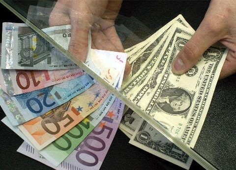 El euro y el dólar alcanzan la paridad por primera vez en 20 años
