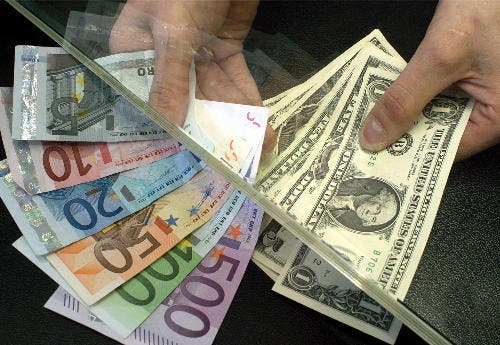 El euro y el dólar alcanzan la paridad por primera vez en 20 años