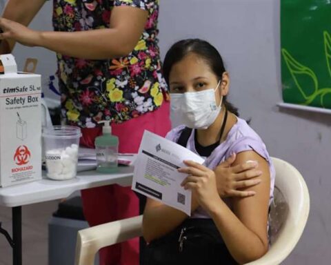 Una niña muestra su certificado de vacunación /foto: Gobernación de Santa Cruz