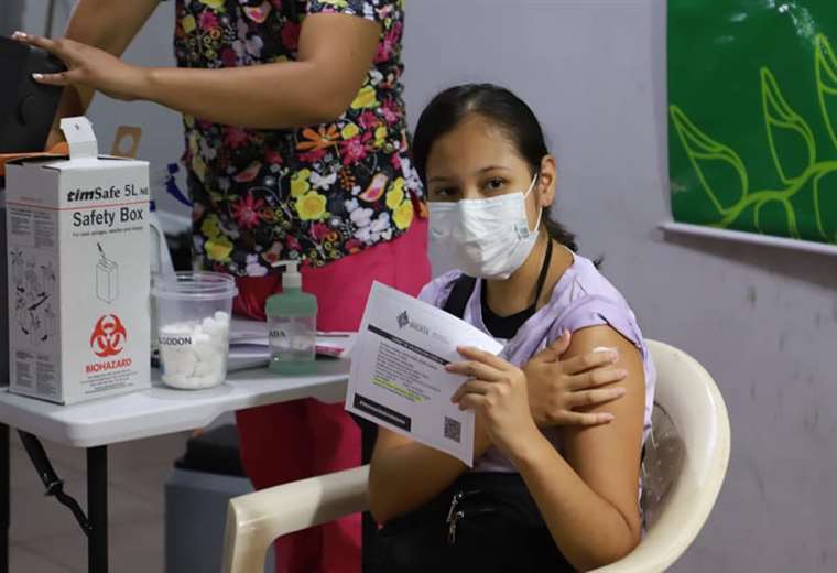 Una niña muestra su certificado de vacunación /foto: Gobernación de Santa Cruz