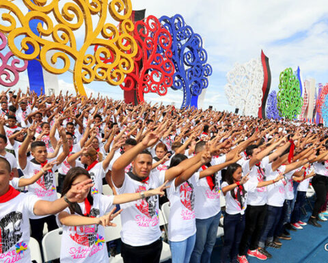 277 guests join the public extravagance of the dictatorship to celebrate "revolution"