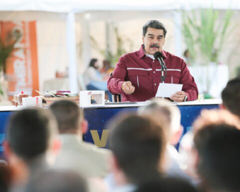 3 in 1 |  Maduro: Venezuelan economy "suffered double-digit growth" and other details