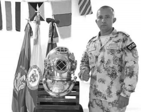 A dead soldier and two wounded police officers leave an operation in Corinto, Cauca