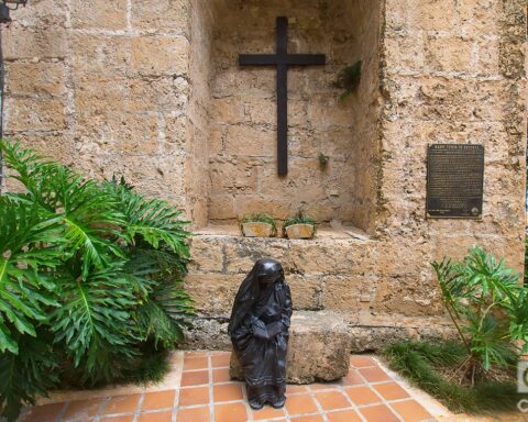 Escultura de la Madre Teresa de Calcuta, del artista José Villa Soberón, en el Jardín que honra a la religiosa, en el centro histórico de La Habana. Foto: Otmaro Rodríguez.