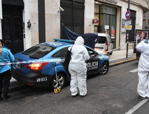 A motorist vanished, crashed into a bank and died in the Balvanera neighborhood