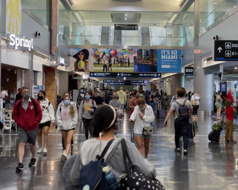 Imagen de archivo de personas en el Aeropuerto Internacional de Miami. Foto: The New York Times / Archivo.