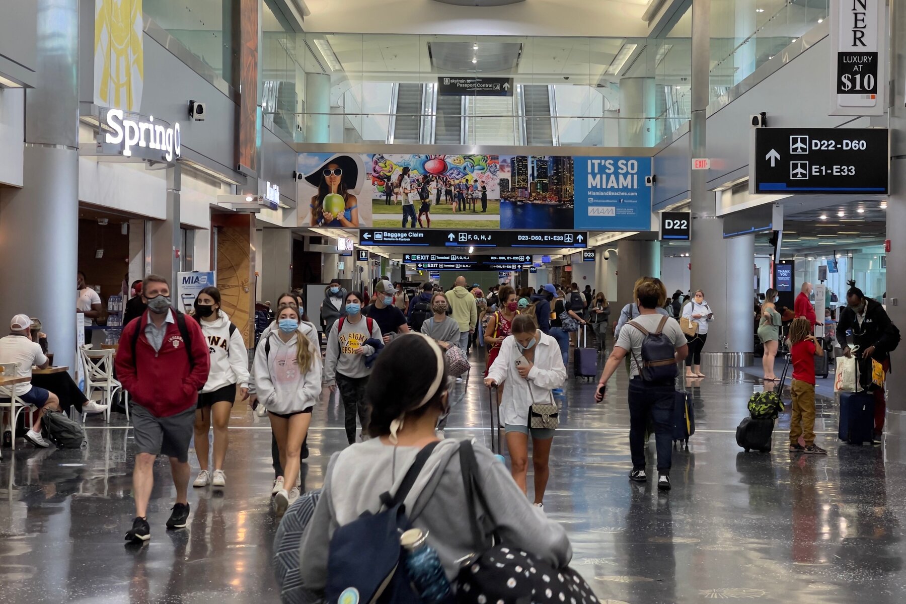 Imagen de archivo de personas en el Aeropuerto Internacional de Miami. Foto: The New York Times / Archivo.