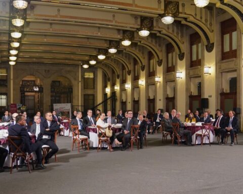 AMLO has dinner with businessmen at the National Palace;  promotes September 15 raffle