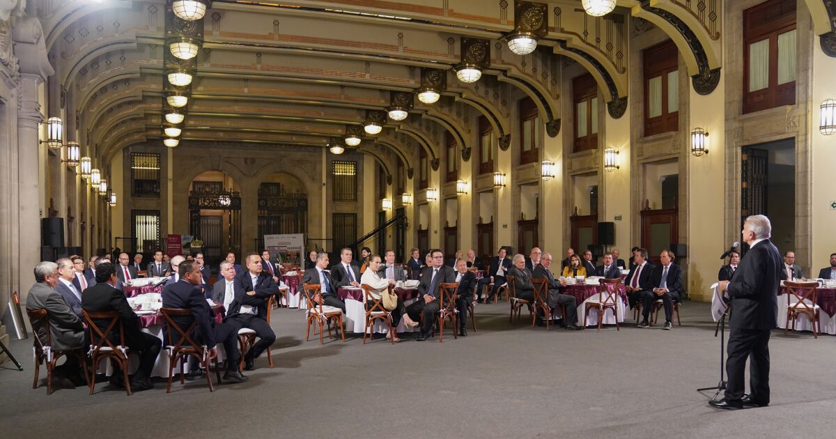 AMLO has dinner with businessmen at the National Palace;  promotes September 15 raffle