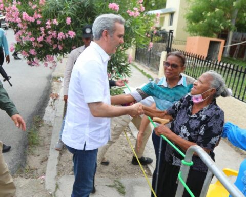 Abinader talks with two ladies during his visit to the Independencia province