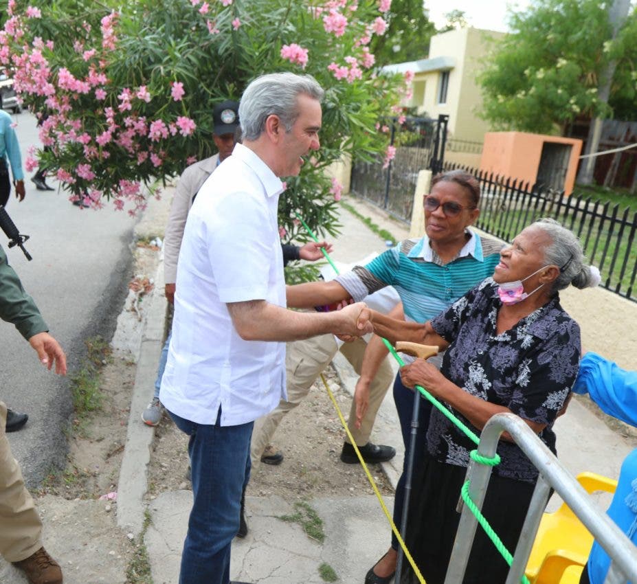 Abinader talks with two ladies during his visit to the Independencia province