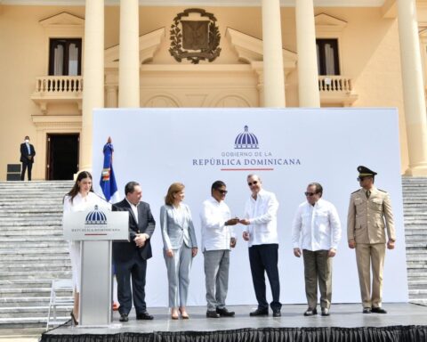 Abinader delivers 30 ambulances to different health centers in the country