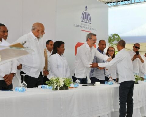 President Luis Abinader hands over nearly 400 property titles in Elías Piña