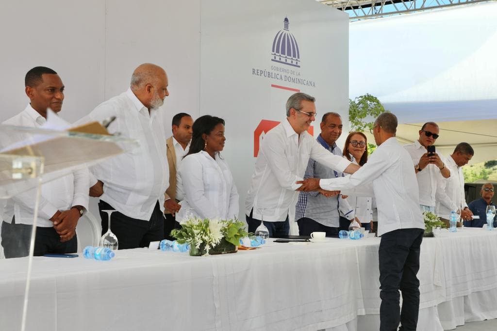 President Luis Abinader hands over nearly 400 property titles in Elías Piña