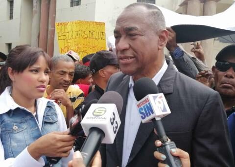 Active policemen and pensioners face each other in front of the Palace