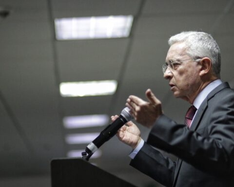 Álvaro Uribe promised to lead the opposition of the Democratic Center in Congress